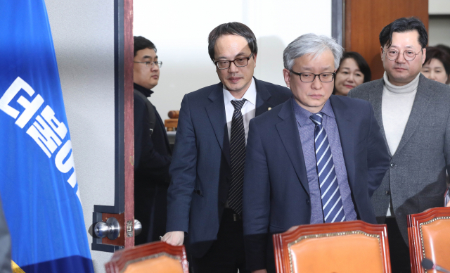 31일 오후 국회 본청 더불어민주당 당 대표 회의실에서 열린 사법농단세력 및 적폐청산 대책위원회 1차 대책위 회의에서 박주민 홍익표 의원 등 참석자들이 회의실로 들어오고 있다. 연합뉴스