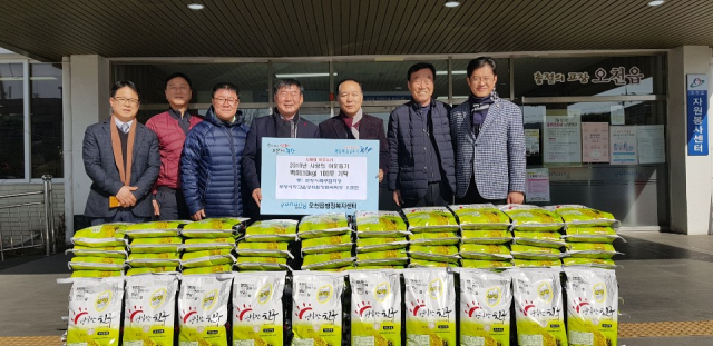 오염만 포항시 학교운영위원장협의회장이 지난달 29일 오천읍 행정복지센터를 찾아 어려운 이웃들에게 전달해달라며 10㎏짜리 쌀 100포를 전달하고 있다. 포항시 제공.