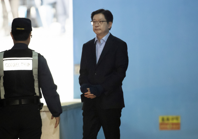 목포 근대역사문화공간 내 부동산 투기 의혹을 받는 무소속 손혜원 의원이 23일 오후 목포 현장에서 해명 기자회견을 하고 있다. 연합뉴스