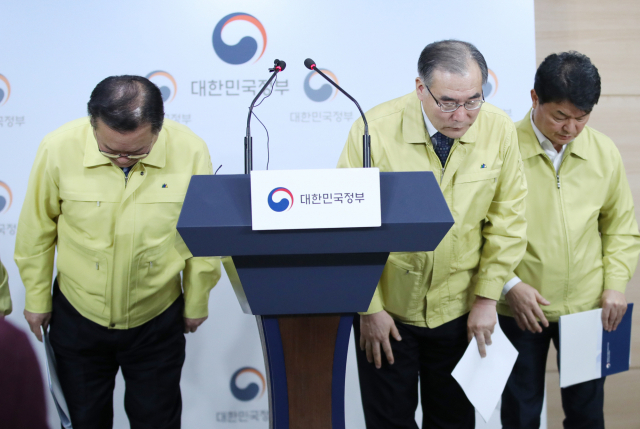 김부겸 행정안전부 장관(왼쪽)과 이개호 농림축산식품부 장관(오른쪽 두번째)이 1일 오전 서울 종로구 정부서울청사 브리핑룸에서 구제역 확산 방지를 위한 대책 등을 담은 담화문을 발표한 뒤 인사하고 있다. 연합뉴스