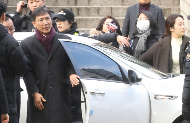지위이용 비서 성폭력 혐의 1심 무죄를 받은 안희정 전 충남지사가 1일 항소심이 열리는 서울중앙지법에 출석하고 있다. 그 뒤로 여성단체가 유죄를 외치고 있다. 연합뉴스