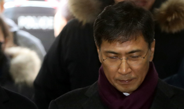 지위이용 비서 성폭력 혐의 1심 무죄를 받은 안희정 전 충남지사가 1일 항소심이 열리는 서울중앙지법에 출석하고 있다. 자료사진 연합뉴스