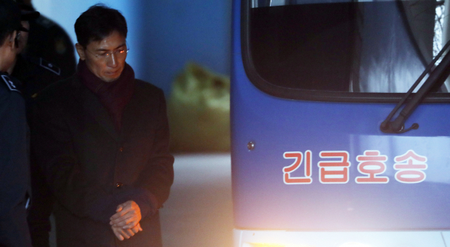 1일 지위이용 비서 성폭력 혐의로 2심에서 실형을 선고받은 안희정 전 충남지사가 서울중앙지법에서 호송차에 오르고 있다. 연합뉴스