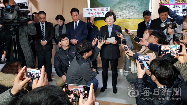 1일 본회의가 끝난 뒤 신향순 예천군의회 부의장이 취재진을 향해 회의 결과를 발표하고 있다. 윤영민 기자
