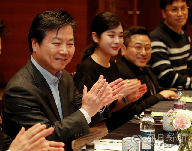 홍종학(맨 왼쪽) 중소벤처기업부 장관이 1일 대구 인터불고호텔에서 청년창업자들을 만나 간담회를 열고 있다. 우태욱 기자 woo@imaeil.com