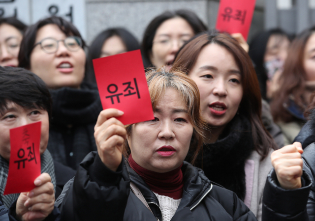 안희정 전 충남지사의 비서 성폭행 혐의를 유죄로 인정한 항소심 법원 판결이 나온 1일 오후 서울 서초구 서울고법 앞에서 안희정 성폭력 사건 공동대책위원회가 연 기자회견에서 참가자들이 