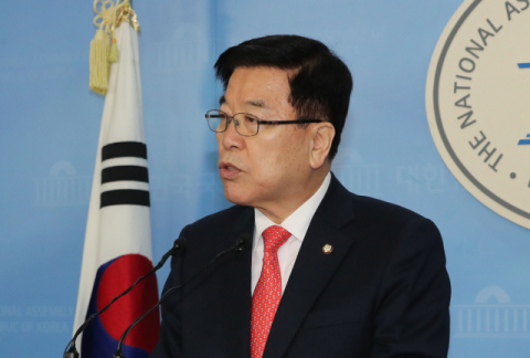 자유한국당 김광림 의원이 27일 오전 국회 정론관에서 전당대회 최고위원 출마 선언 기자회견을 하고 있다. 연합뉴스