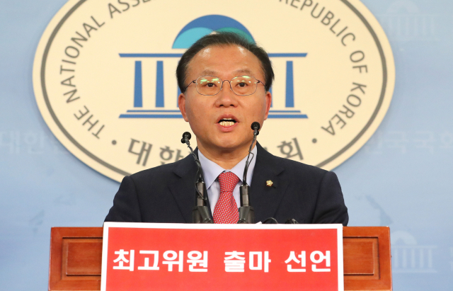 자유한국당 윤재옥 의원이 31일 오후 국회 정론관에서 최고위원 출마 선언을 하고 있다. 연합뉴스