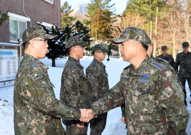이왕근 공군참모총장이 설 연휴 첫날인 2일 격오지부대인 제8355부대를 방문해 장병들을 격려하고 있다. 연합뉴스