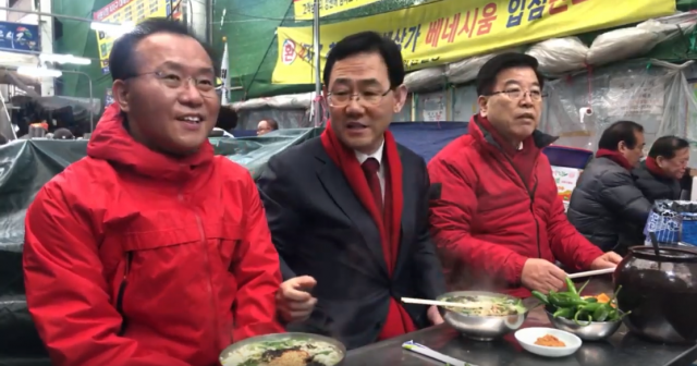 자유한국당 차기 당권을 노리고 있는 TK 대표주자 3인방이 4일 대구 서문시장을 찾았다. 윤재옥·주호영·김광림(왼쪽부터) 의원이 서문시장 상인들과 간담회를 마친 후 칼국수를 먹고 있다. 안성완 기자 asw0727@imaeil.com