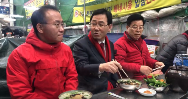 자유한국당 차기 당권을 노리고 있는 TK 대표주자 3인방이 4일 대구 서문시장을 찾았다. 윤재옥·주호영·김광림(왼쪽부터) 의원이 서문시장 상인들과 간담회를 마친 후 칼국수를 먹고 있다. 안성완 기자 asw0727@imaeil.com