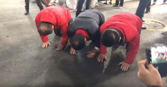 오는 27일 예정된 자유한국당 전당대회에서 당 대표에 출마한 주호영 의원과 최고위원에 출마한 김광림·윤재옥 의원이 4일 오후 서문시장을 찾아 시민들에게 세배하고 있다. 안성완 기자 asw0727@imaeil.com