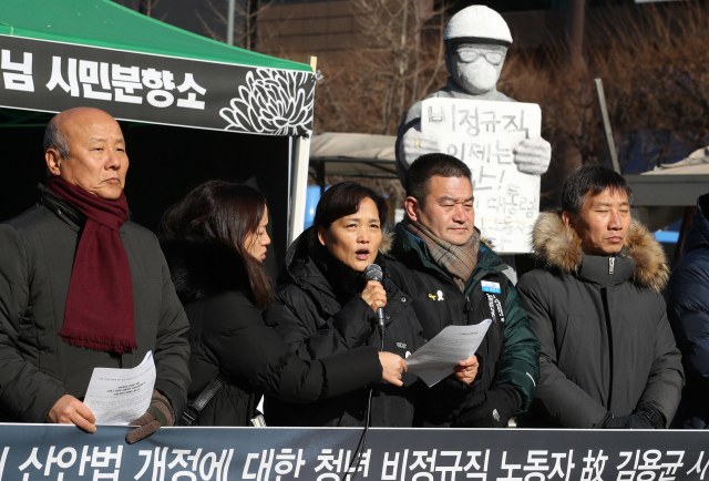 28일 오후 서울 광화문광장에서 열린 국회 산안법 개정에 대한 청년 비정규직 노동자 고 김용균 시민대책위원회 입장발표 기자회견에서 고(故) 김용균씨의 어머니 김미숙씨가 발언을 하고 있다. 연합뉴스
