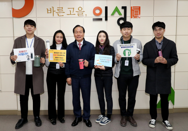 김주수 의성군수는 직원들과 함께