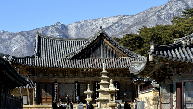 천년고찰인 양산 통도사와 영축산 산등성이의 잔설이 어울려 한 폭의 동양화를 연출하고있다.이채근 기자 mincho@imaeil.com