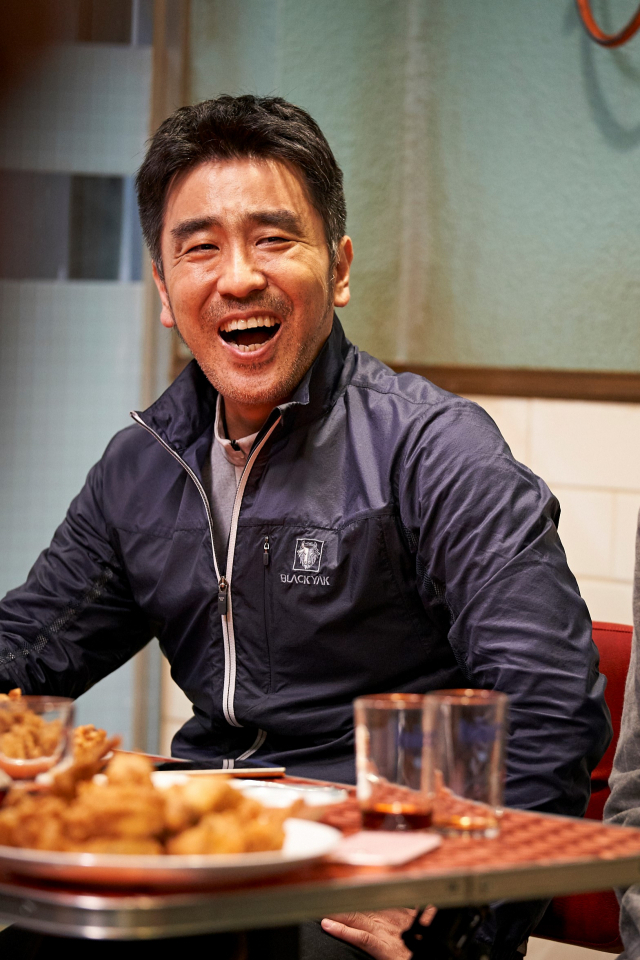 마약반 형사들이 잠복근무를 위해 치킨집을 운영하는 내용의 영화