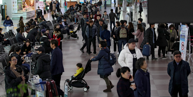 대구공항 로비가 해외여행을 마치고 돌아온 시민들로 붐비고 있다. 매일신문DB
