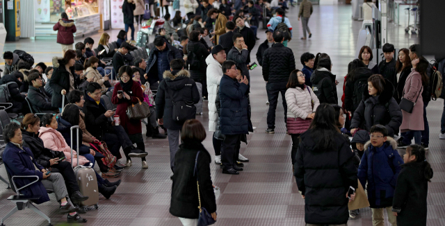 대구국제공항의 가파른 성장세가 멈추지 않고 있다. 대구공항 로비가 여행을 마치고 돌아온 시민들로 붐비는 모습. 매일신문DB.