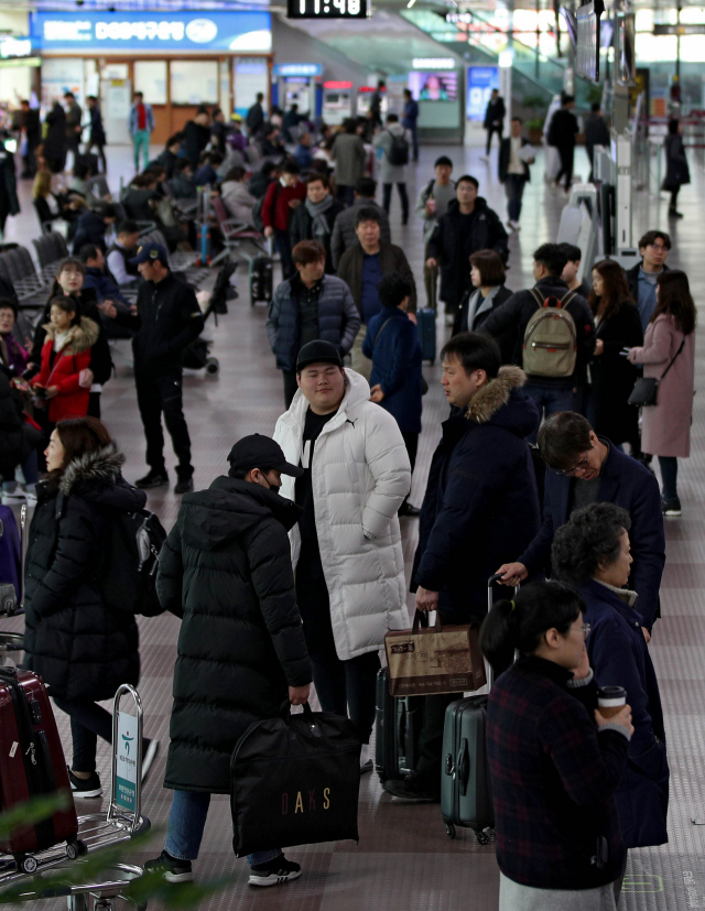 대구공항 로비가 해외여행을 마치고 돌아온 시민들로 붐비고 있다. 매일신문 DB.
