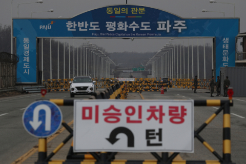 남북 경제협력의 상징이었던 개성공단은 10일이면 가동 중단 3년이 된다. 박근혜 정부는 북한의 4차 핵실험과 연이은 장거리 로켓 발사에 대응해 지난 2016년 2월 10일 개성공단 가동을 전면 중단한다고 발표했다. 다음 날인 11일 북한은 공단 폐쇄와 남측 자산 동결, 남측 인원 추방으로 응수하면서 현재까지 개성공단은 가동이 중단된 상태다. 사진은 6일 경기도 파주시 통일대교 남단의 모습. 연합뉴스