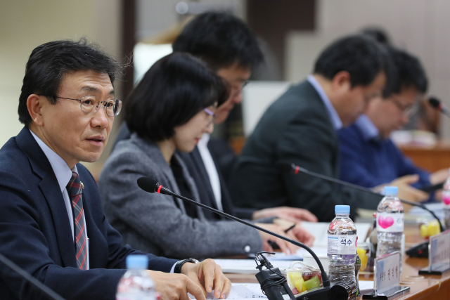 30일 오후 서울 서초구 건강보험심사평가원 서울사무소에서 열린 제1차 건강보험정책심의위원회에서 위원장인 권덕철 보건복지부 차관이 모두발언하고 있다. 연합뉴스