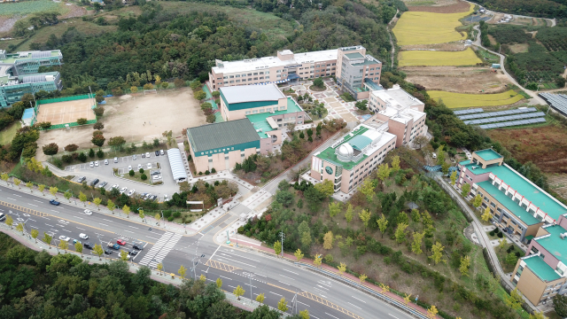 경산과학고등학교가 학생 개별의 전공 탐색, 연구 분위기와 함께 최고의 입시 성과를 내면서 명문 과학고로서의 입지를 다져나가고 있다. 대학 캠퍼스 규모의 경산과고 전경.