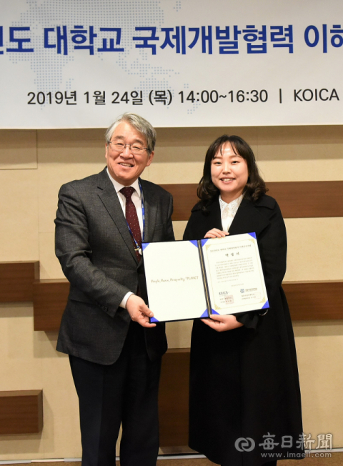 가톨릭상지대학교가 지난해에 이어 한국국제협력단의 국제개발협력 이해증진사업에 선정돼 협약 증서를 교환했다. 이에 따라 국제 아동발달지원 프로그램과 해외 봉사활동을 펼친다. 가톨릭상지대 제공