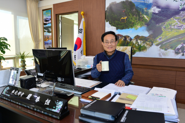 엄태항 봉화군수가 사용 중인 머그컵을 들고 인증샷을 촬영한 후 개인 페이스북에 올렸다. 봉화군 제공
