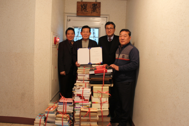 김복규 전 의성군수(왼쪽 두번째)는 자신이 소장한 역사 도서 500여 권을 조문국박물관에 기증했다. 의성군 제공