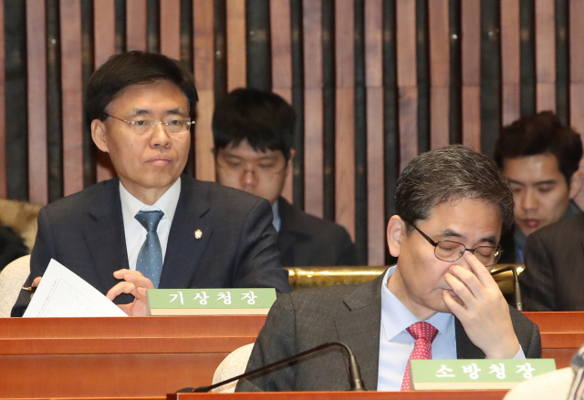 자유한국당 곽상도(오른쪽), 최교일 의원이 7일 오후 국회에서 열린 의원총회에 참석해 있다. 연합뉴스