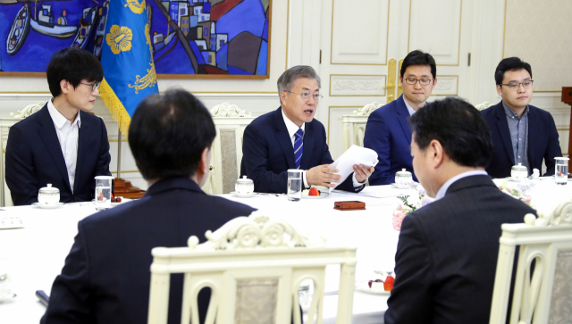 문재인 대통령이 7일 오후 청와대에서 열린 혁신벤처기업인 간담회에서 참석자들과 얘기를 나누고 있다. 이날 간담회는 기술과 혁신으로 초고속 성장한 1세대 벤처기업인과 기업 가치가 10억 달러를 돌파한 유니콘 기업인들을 초청해서 격려하고 벤처기업 육성 방안에 대한 심층적 논의를 하기 위해 마련됐다. 윗줄 왼쪽부터 네이버 창업주인 이해진 글로벌투자책임자(GIO), 문 대통령, 김범석 쿠팡 대표, 이승건 비바리퍼블리카 대표. 아랫줄 왼쪽부터 정태호 일자리 수석, 홍종학 중소벤처기업부 장관. 연합뉴스