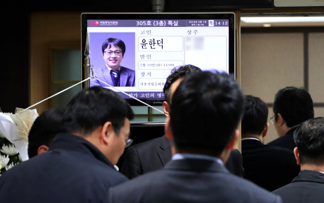 7일 오전 서울 중구 국립중앙의료원 장례식장에 마련된 국립중앙의료원 고(故) 윤한덕 중앙응급의료센터장 빈소에 조문객들의 발길이 이어지고 있다. 연합뉴스