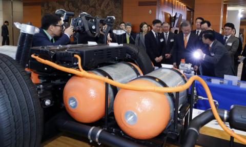 문재인 대통령이 지난달 17일 울산에서 열린 수소경제 로드맵 발표 행사에 앞서 현대차가 만드는 수소차 넥소에 들어가는 연료전지에 관해 설명을 듣고 있다. 연합뉴스