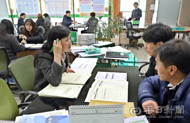 7일 오후 대구 수성구 한 입시학원에서 학부모와 재수생들이 2020학년도 대입 대비 정규반 등록 상담을 하고 있다. 정운철 기자 woon@imaeil.com