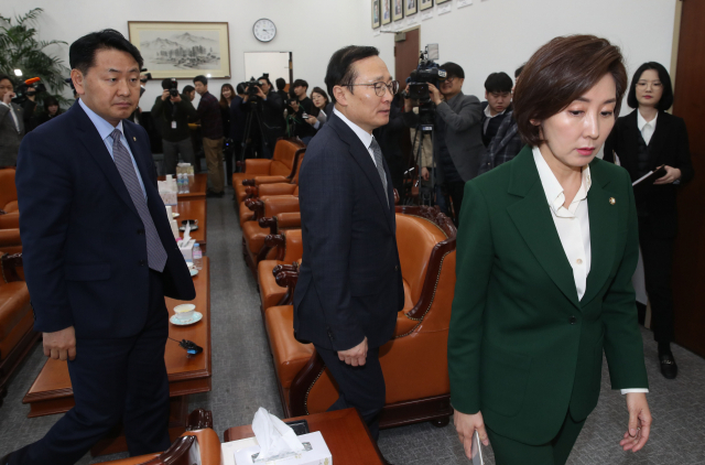 7일 오후 국회 운영위원장실에서 더불어민주당 홍영표 원내대표, 자유한국당 나경원 원내대표, 바른미래당 김관영 원내대표 등 여야 원내대표가 현안 논의를 위해 회의장으로 이동하고 있다. 연합뉴스