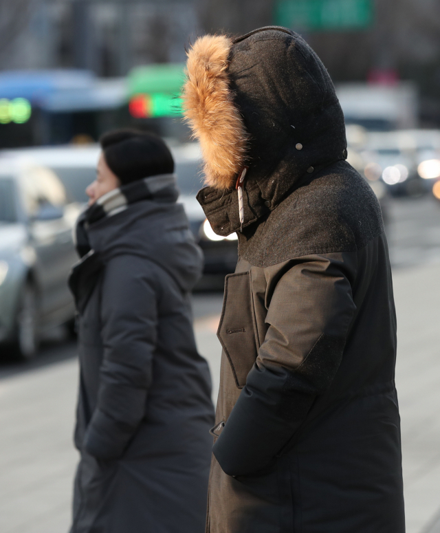 서울의 체감온도가 영하 14도까지 떨어지는 등 매서운 한파가 찾아온 8일 오전 서울 종로구 세종대로 네거리에서 시민들이 출근길을 서두르고 있다. 연합뉴스