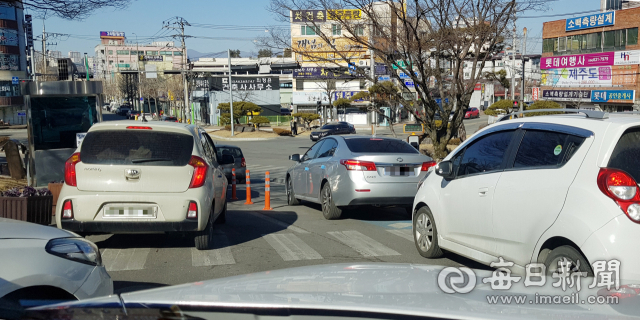 영주시청 주차장의 요금 정산대가 도로 신호등과 가까워 진출하려는 차들로 주변이 북새통을 이루고 있다. 마경대 기자