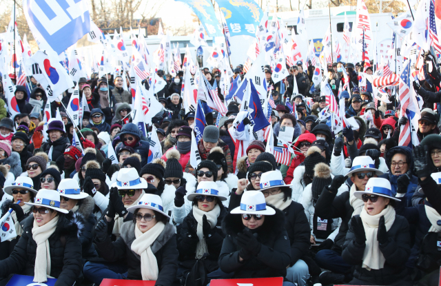 5일 경기도 의왕시 서울구치소 앞에서 열린 제101차 태극기집회 2부 집회에서 참가자들이 박근혜 전 대통령 석방 등을 촉구하고 있다. 연합뉴스