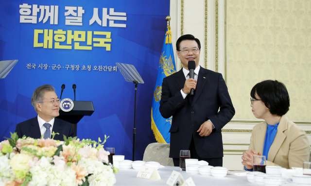 성장현 전국시장군수구청장협의회장(가운데)이 8일 오후 청와대 영빈관에서 열린 전국 시·군·구청장 등 기초단체장 초청 오찬간담회에서 감사 인사말을 하고 있다.