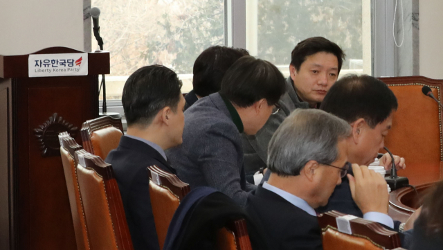 8일 오후 국회에서 열린 자유한국당 당권주자 대리인 간담회에서 참석자들이 전당대회 후보 경선룰에 대해 논의하고 있다. 연합뉴스