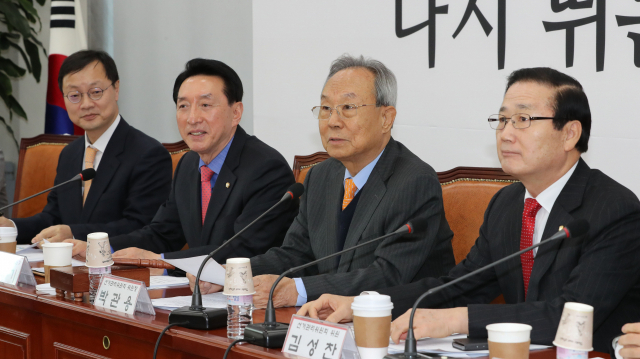 자유한국당 일부 당권주자들의 전당대회 연기 요청 등을 논의하기 위한 당 선거관리위원회 회의가 8일 오후 국회에서 열렸다. 박관용 당 선관위원장이 인사말을 하고 있다. 연합뉴스