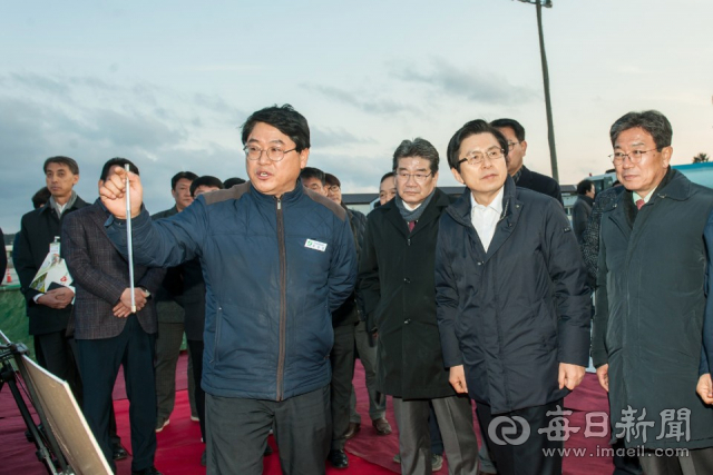 자유한국당 대표 후보인 황교안 전 국무총리와 강석호, 윤상직 국회의원 등이 신한울원전 3.4호기 건설현장에서 한국수력원자력 관계자로부터 사업현황 브리핑을 듣고 있다. 신동우 기자