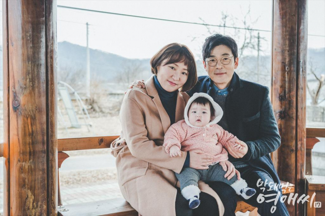 막돼먹은 영애씨 시즌 17, 꿀벌이네 가족. 이영애(김현숙 분), 이승준, 극중 딸 이헌 양. tvN