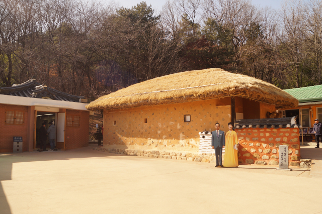 내년 대통령 선거를 앞두고 예비후보들이 경북 구미 상모동 박정희 대통령 생가를 방문해 정치인들의 성지로 각광받고 있다. 전병용 기자