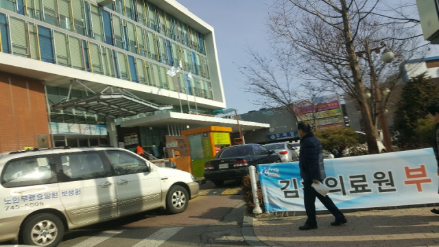 주차공간 부족으로 김천의료원을 이용하려는 차들이 주차장 입구에 늘어서 있다. 신현일 기자