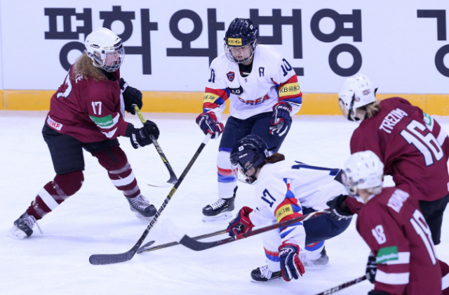 한국 대 라트비아의 여자 아이스하키 대표팀 경기 모습. 대한아이스하키협회 제공