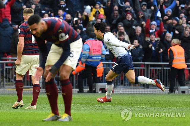 2일 영국 런던 웸블리 스타디움의 잉글랜드 프로축구 프리미어리그 25라운드 뉴캐슬과 홈 경기에서 후반 38분 팀의 첫 골이자 결승골을 성공시킨 토트넘의 손흥민(오른쪽)이 환호하며 그라운드를 내달리고 있다. 연합뉴스
