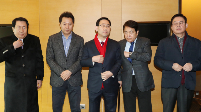 자유한국당 당권 출마를 선언한 안상수 의원(왼쪽부터), 오세훈 전 서울시장, 주호영, 심재철 , 정우택 의원이 10일 오전 여의도 한 호텔에서 긴급 회동을 한 뒤 공동 입장문 발표를 준비하고 있다. 홍준표 전 대표는 전화 통화로 의견을 같이한다고 밝혀 공동 입장문에 함께 이름을 올렸다. 연합뉴스