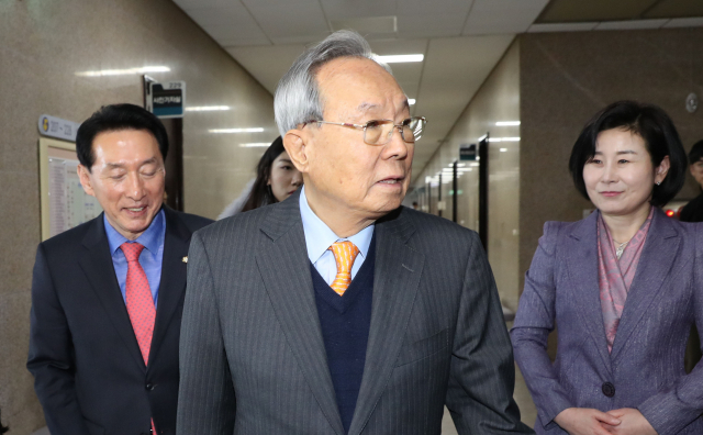 자유한국당 박관용 선관위원장이 8일 오후 국회에서 열린 당 선관위 회의에 참석하고 있다. 이날 당 선관위는 일부 당권주자들의 전당대회 연기 요청 등을 논의했다. 연합뉴스