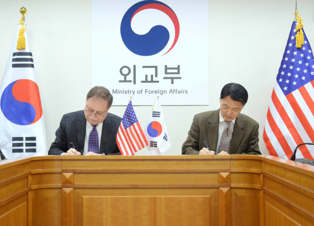 한국과 미국의 방위비분담금 협상 수석대표인 장원삼 외교부 방위비분담협상 대표(오른쪽)와 티모시 베츠 국무부 방위비분담협상 대표가 10일(현지시간) 서울 종로구 도렴동 외교부 청사에서 제10차 방위비분담금 특별협정문에 가서명하고 있다. 연합뉴스